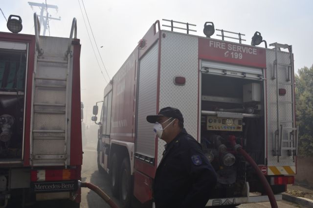 Μαίνεται η φωτιά στο Λαύριο – Ενισχύονται οι δυνάμεις της Πυροσβεστικής | tanea.gr