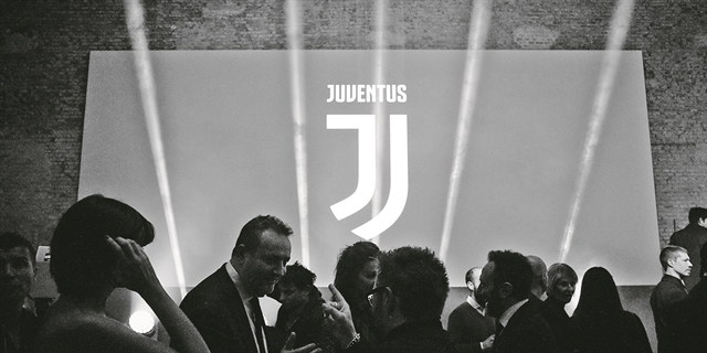 Η Γηραιά Κυρία νεανίζει