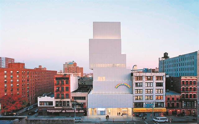 Γαλάζια ταξίδια, τουρίστες και εικαστικές διαδρομές…