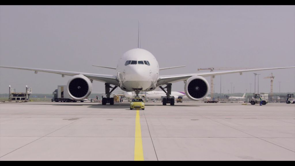 Ένα MΙΝΙ ρυμούλκυσε θηριώδες αεροσκάφος Boeing 777F βάρους 150 τόνων