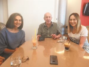 Η οικογένεια σώζει την Ελλάδα