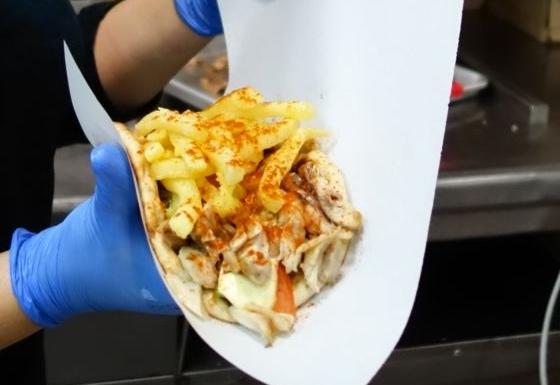 Μύκονος: Το ίδιο σουβλάκι έκανε 3,5 ευρώ για τους Έλληνες και 5 για τους ξένους