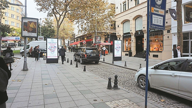 Σημάδια παρακμής και τσάντες-μαϊμούδες
