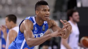 Αντετοκούνμπο: «Κάποτε μοιραζόμουν τα παπούτσια με τον αδερφό μου»