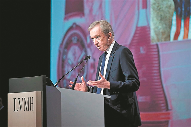 O Μπ. Αρνό τρίτος πιο πλούσιος στον κόσμο