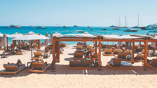 Το βλέμμα στη Μαδρίτη και τη Μύκονο