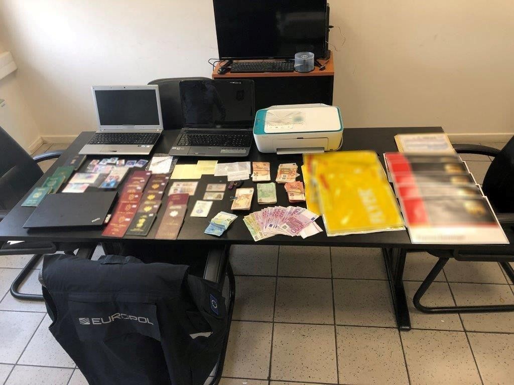 Εξαρθρώθηκε κύκλωμα πλαστογράφησης διαβατηρίων