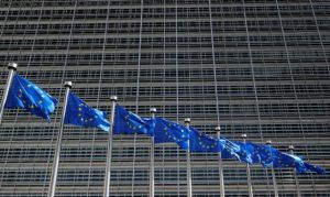 Αδειάζει η Κομισιόν τον Τσίπρα: Δεν έχουμε εγκρίνει την κατάργηση της μείωσης του αφορολόγητου