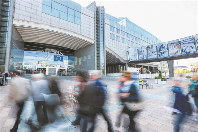 Ζητεί διοικητικούς υπαλλήλους σε διάφορους οικονομικούς τομείς