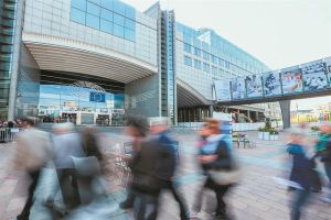 Πτυχιούχοι υπάλληλοι για τα θεσμικά όργανα της ΕΕ