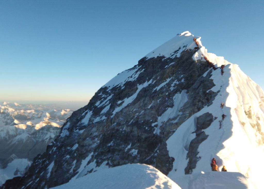 Έβερεστ: Ορειβάτες ανέσυραν 4 σορούς σε επιχείρηση… καθαρισμού