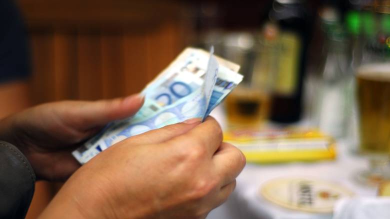 Φόροι, εισφορές τρώνε έως 60% του εισοδήματος