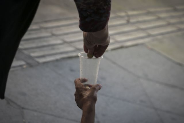 Ένας στους τρεις Ελληνες βρίσκεται σε κίνδυνο φτώχειας