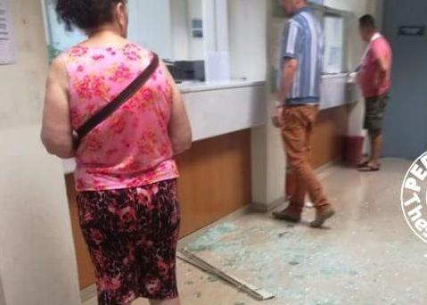 Αγανακτισμένος πολίτης τα έκανε γυαλιά – καρφιά στο ΙΚΑ