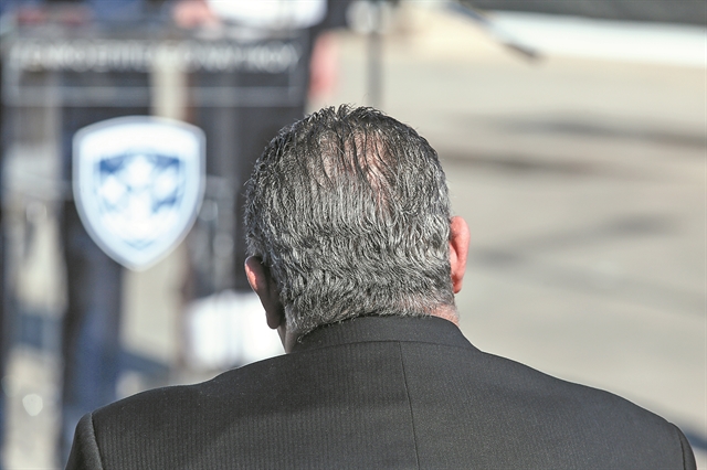 Οταν σε διώχνει ο λαός και λες ότι φεύγεις