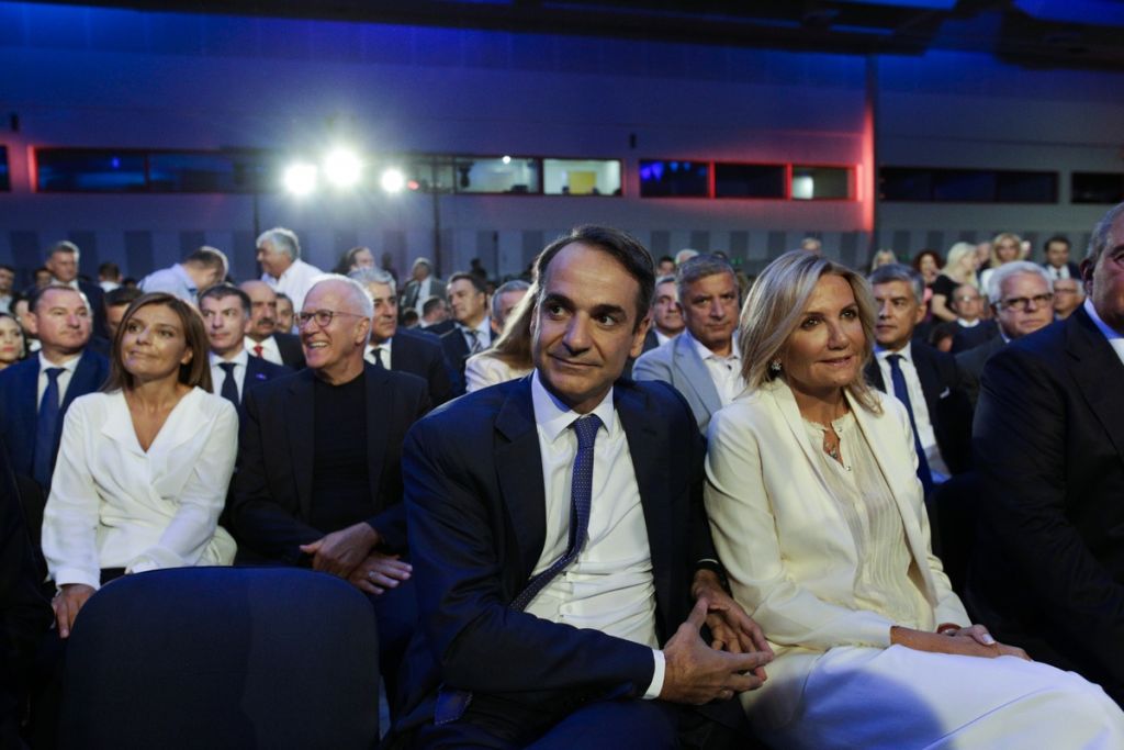 Κυριάκος Μητσοτάκης: Χυδαία η επίθεση στη σύζυγό μου