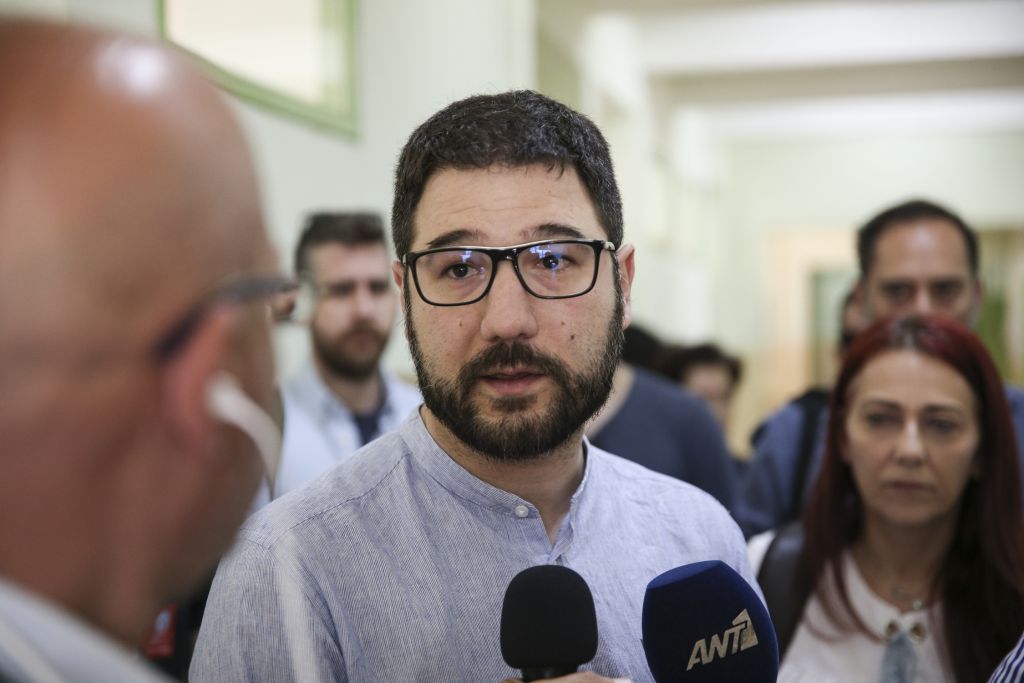 Χέρι-χέρι με ένα κοριτσάκι ψήφισε ο Ηλιόπουλος [εικόνες]