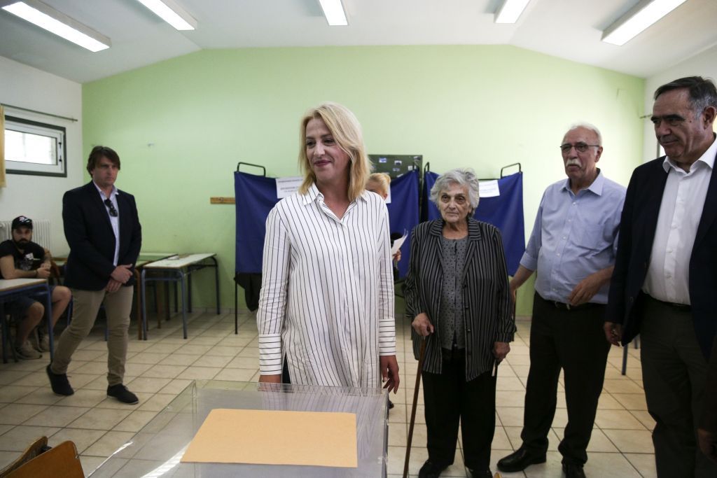 Με τη μητέρα της πήγε να ψηφίσει ξανά η Δούρου