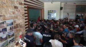 Συνεχίζεται η ένταση στην Αλβανία ενόψει των δημοτικών εκλογών