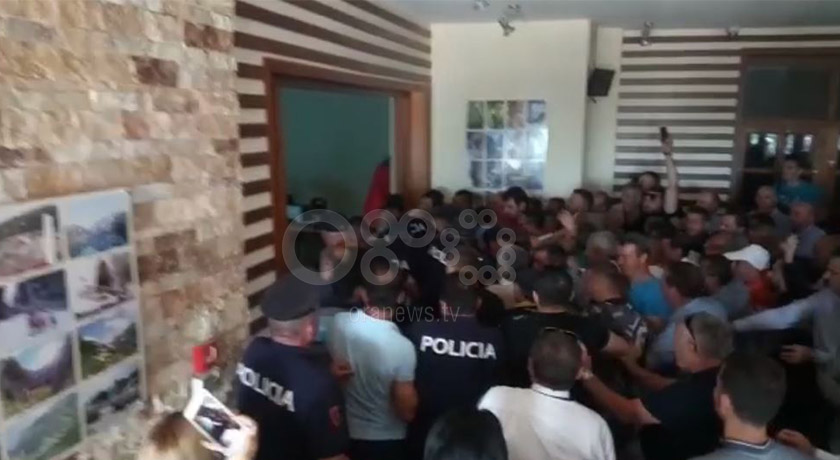 Συνεχίζεται η ένταση στην Αλβανία ενόψει των δημοτικών εκλογών