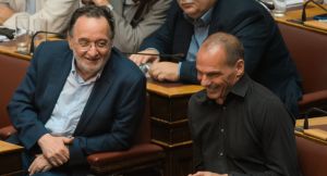 Σφοδρή σύγκρουση Βαρουφάκη – Λαφαζάνη