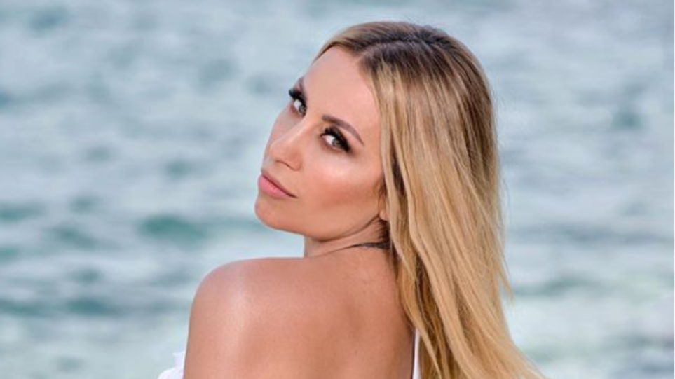 Με ποιον φωτογραφήθηκε η Μαστροκώστα στις διακοπές;