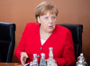 Η Μέρκελ αστειεύεται για το τρέμουλο: Να πίνετε λιγότερο καφέ και περισσότερο νερό