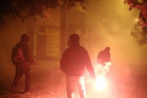 Επιδρομές κουκουλοφόρων τη νύχτα στα Εξάρχεια