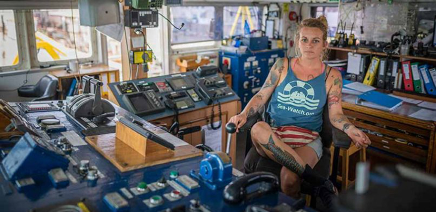 Κινδυνεύει με φυλάκιση η καπετάνισσα που σώζει πρόσφυγες στη Μεσόγειο