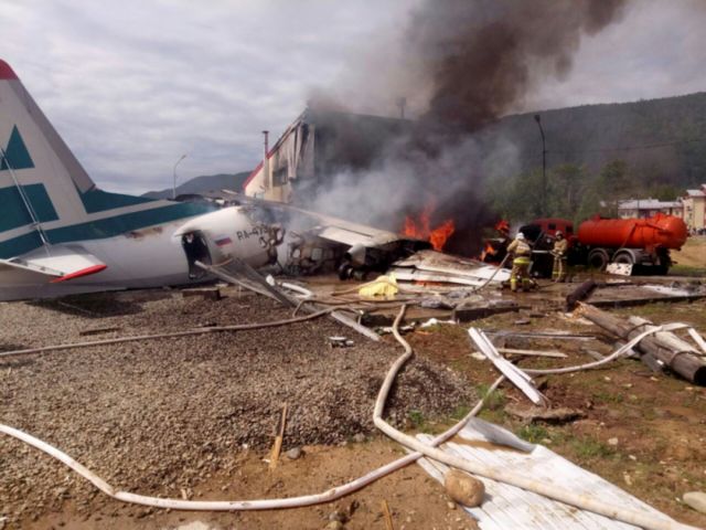 Ρωσία: Δύο νεκροί και 19 τραυματίες μετά από αναγκαστική προσγείωση αεροσκάφους