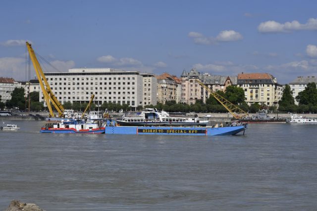 Ανελκύστηκε το πλοίο που βυθίστηκε στον Δούναβη – Βρέθηκαν 4 σοροί