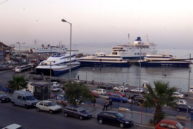 Επέστρεψε στο λιμάνι της Ραφήνας καταμαράν με 317 επιβάτες