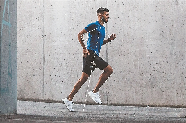 Γύρτε εμπρός, κοιτάτε ευθεία, κάτω οι ώμοι