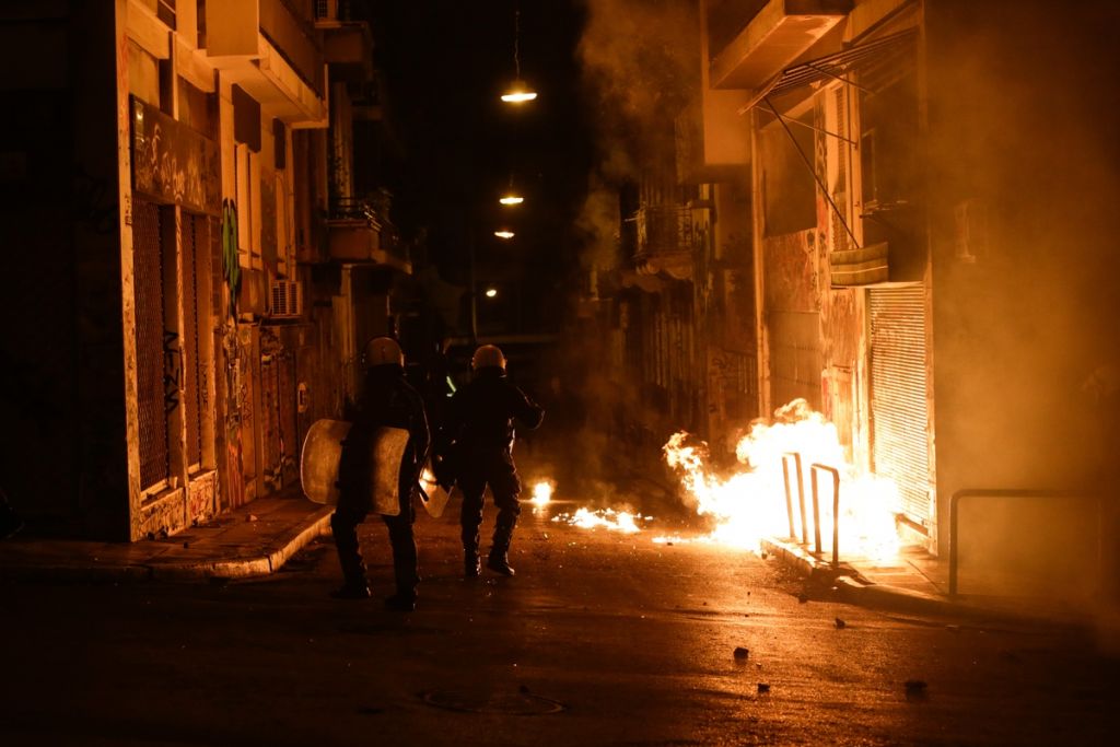 Πεδίο μάχης για άλλο ένα βράδυ το Πολυτεχνείο