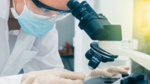 Ο μέσος άνθρωπος τρώει έως 121.000 μικροπλαστικά σωματίδια τον χρόνο