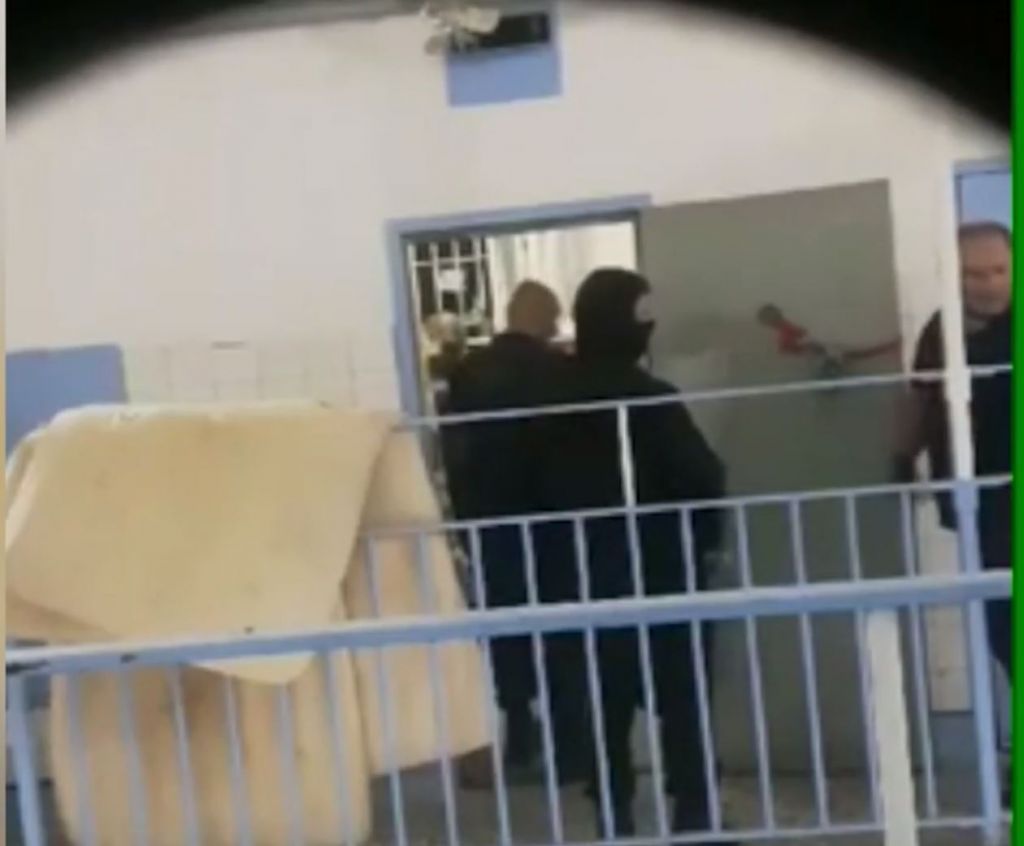 Αποκαλυπτικό βίντεο: Κρατούμενοι καταγράφουν με κινητά ανενόχλητοι επιχείρηση της ΕΛ.ΑΣ