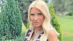 Η πόζα της Ελένης Μενεγάκη με μαγιό που «έριξε» το Instagram