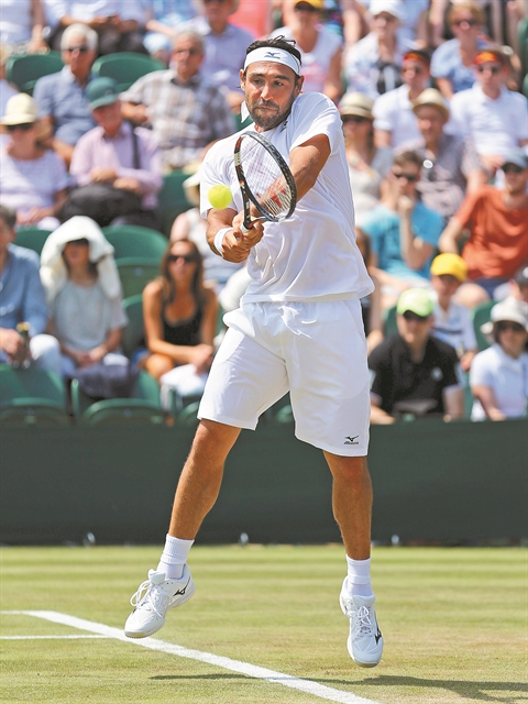 Κρεμάει τη ρακέτα του