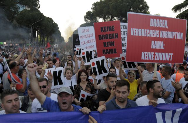 Χάος στην Αλβανία με τις αντικυβερνητικές διαδηλώσεις