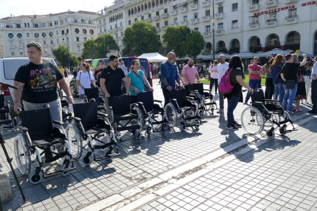 Θεσσαλονίκη: Διαμαρτυρία ΑμεΑ για το παράνομο παρκάρισμα
