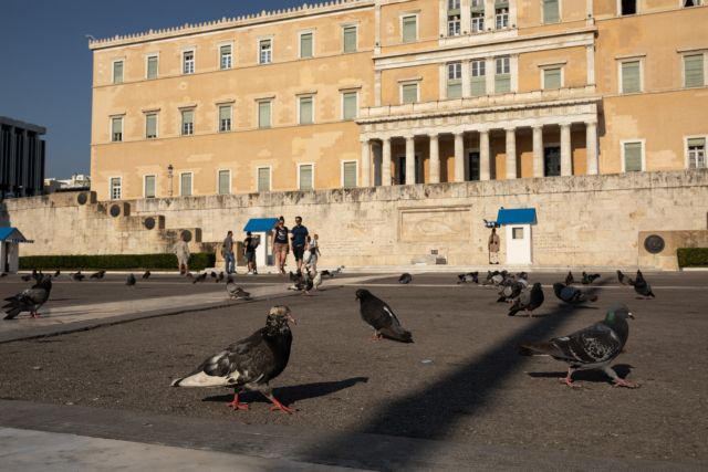 Πέταξε γκαζάκι στη Βουλή με… σημείωμα