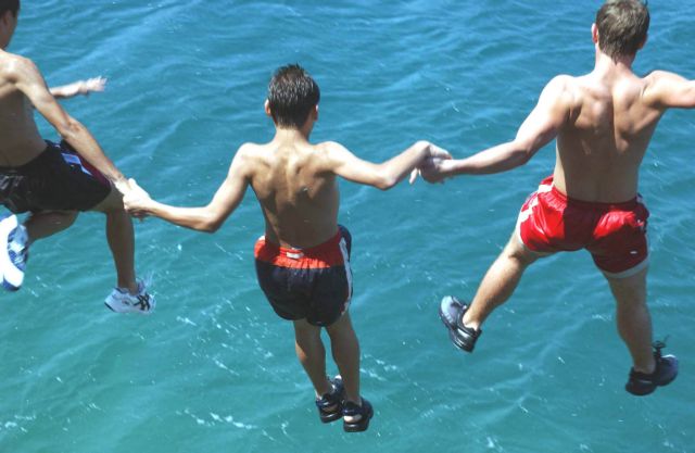 Πώς ένα παιδί θα κάνει απολαυστικές κι ασφαλείς βουτιές