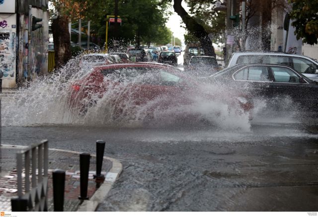 Συνεχίζονται οι καταιγίδες: 10.000 κεραυνοί μέσα σε 12 ώρες – Ποιες περιοχές θα πλήξουν