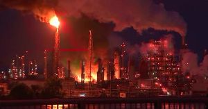 ΗΠΑ: Εκτός ελέγχου πυρκαγιά σε διυλιστήριο πετρελαίου στην Πενσιλβάνια