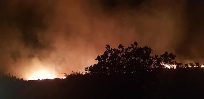 Κάρυστος: Υπό έλεγχο τέθηκε η πυρκαγιά – Δύσκολη νύχτα για τους κατοίκους