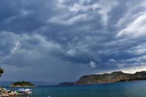 Έκτακτο δελτίο επιδείνωσης καιρού: Καταιγίδες και χαλάζι την Κυριακή