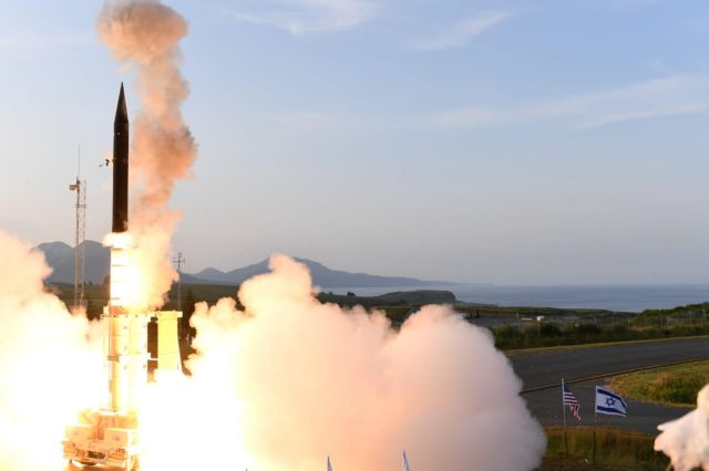 Επιτυχής η δοκιμή του συστήματος αεράμυνας Arrow-3 από ΗΠΑ και Ισραήλ