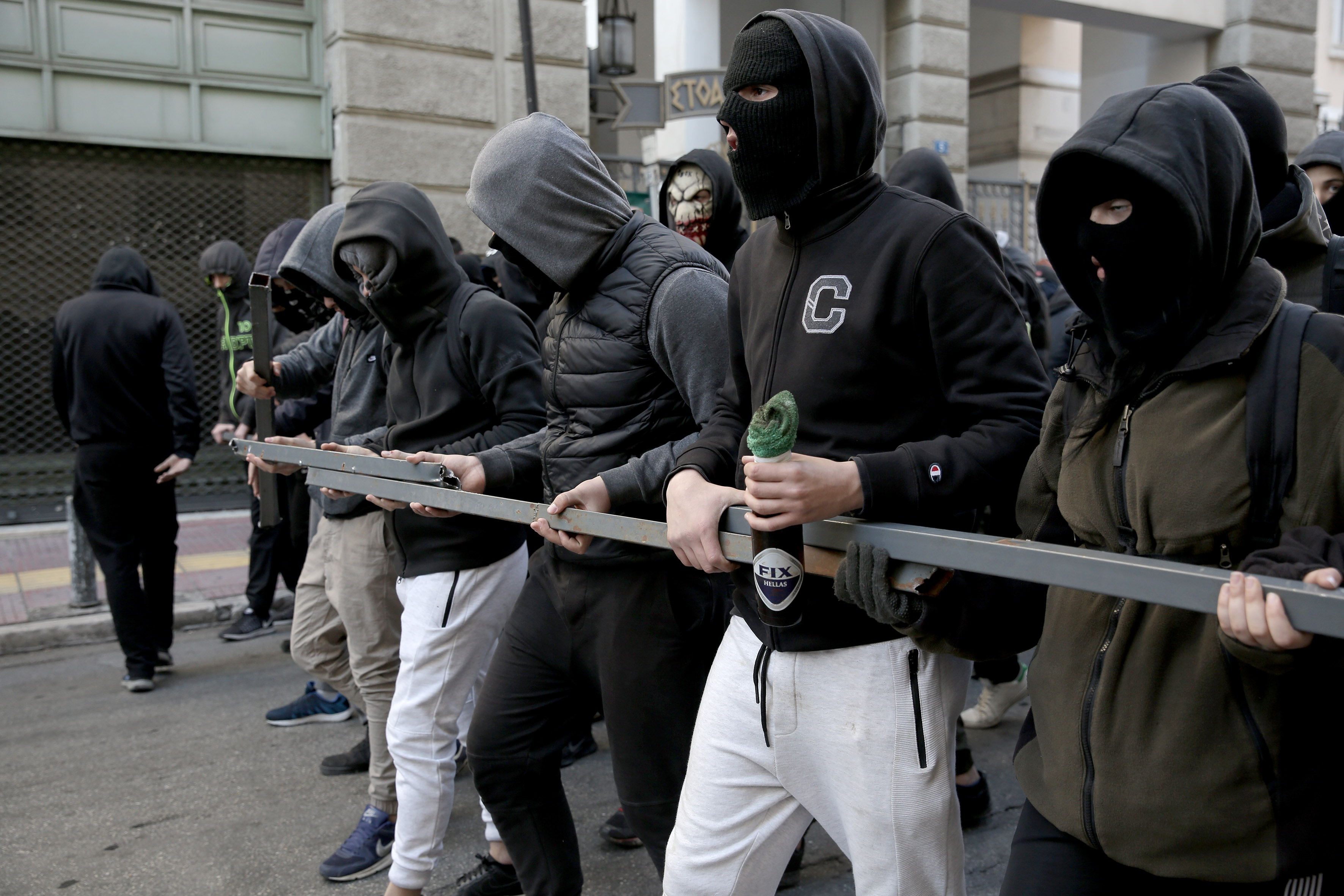 Ο Ρουβίκωνας και ο Μέσος Πολίτης