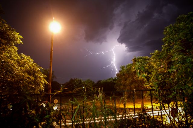 Καύσωνας με 39 βαθμούς, αλλά και 4.500 κεραυνοί την Παρασκευή