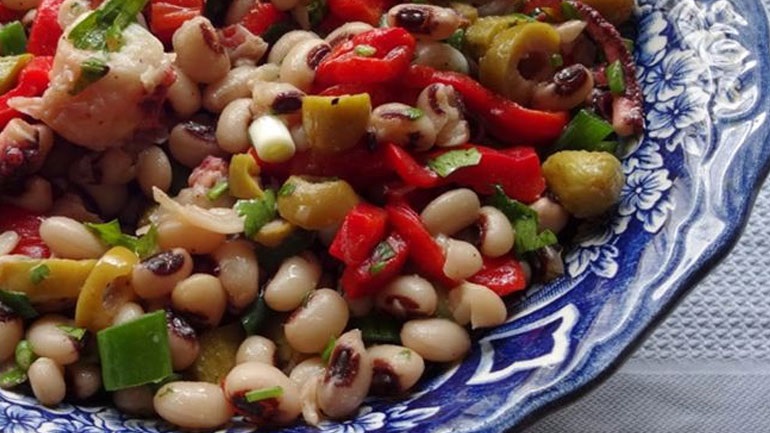 Σαλάτα με μαυρομάτικα και γαρίδες